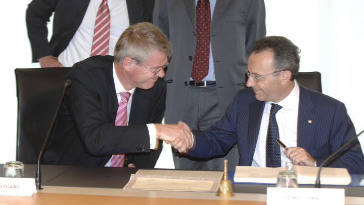 Cerimonia di closing - Operazione DZ Bank stretta di mano