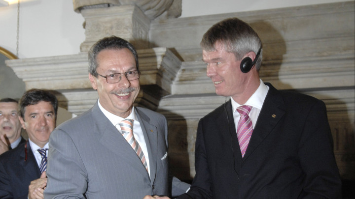 Cerimonia di closing - Operazione DZ Bank, stretta di mano