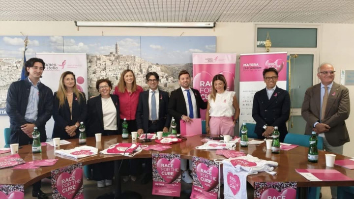 Il Gruppo alla presentazione della Race for the Cure di Matera